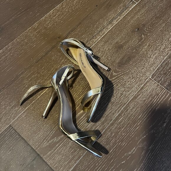 Breckelle’s metallic gold ankle strap heels - Picture 2 of 2
